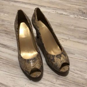 Never worn Stuart Weitzman heels. Size 7.5